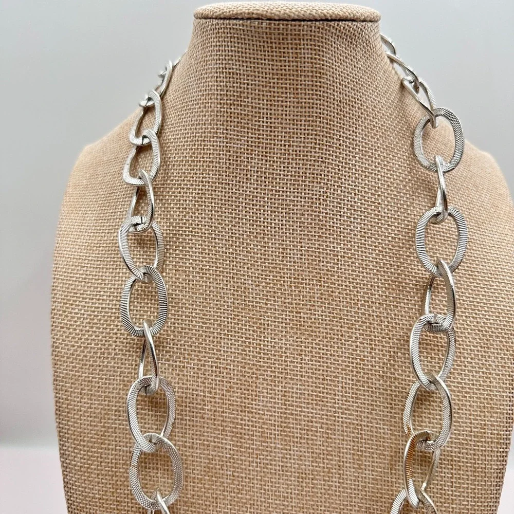 Vintage Y2K Silver Tone Textured Oval Link Chain Necklace 27